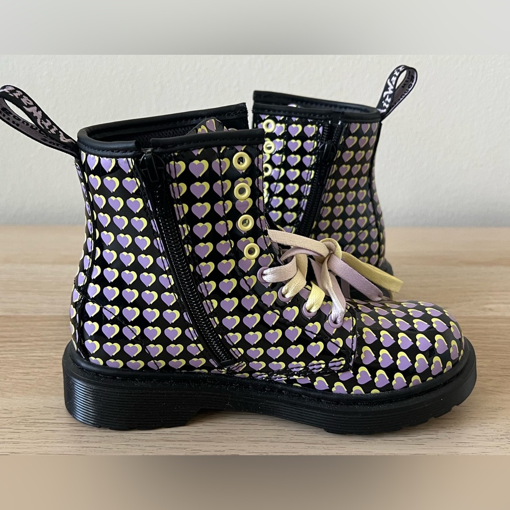 NWOT Dr Martens 1460 Heart Print Patent Boots Kids Black Size 1 Cute Trendy - Picture 11 of 13